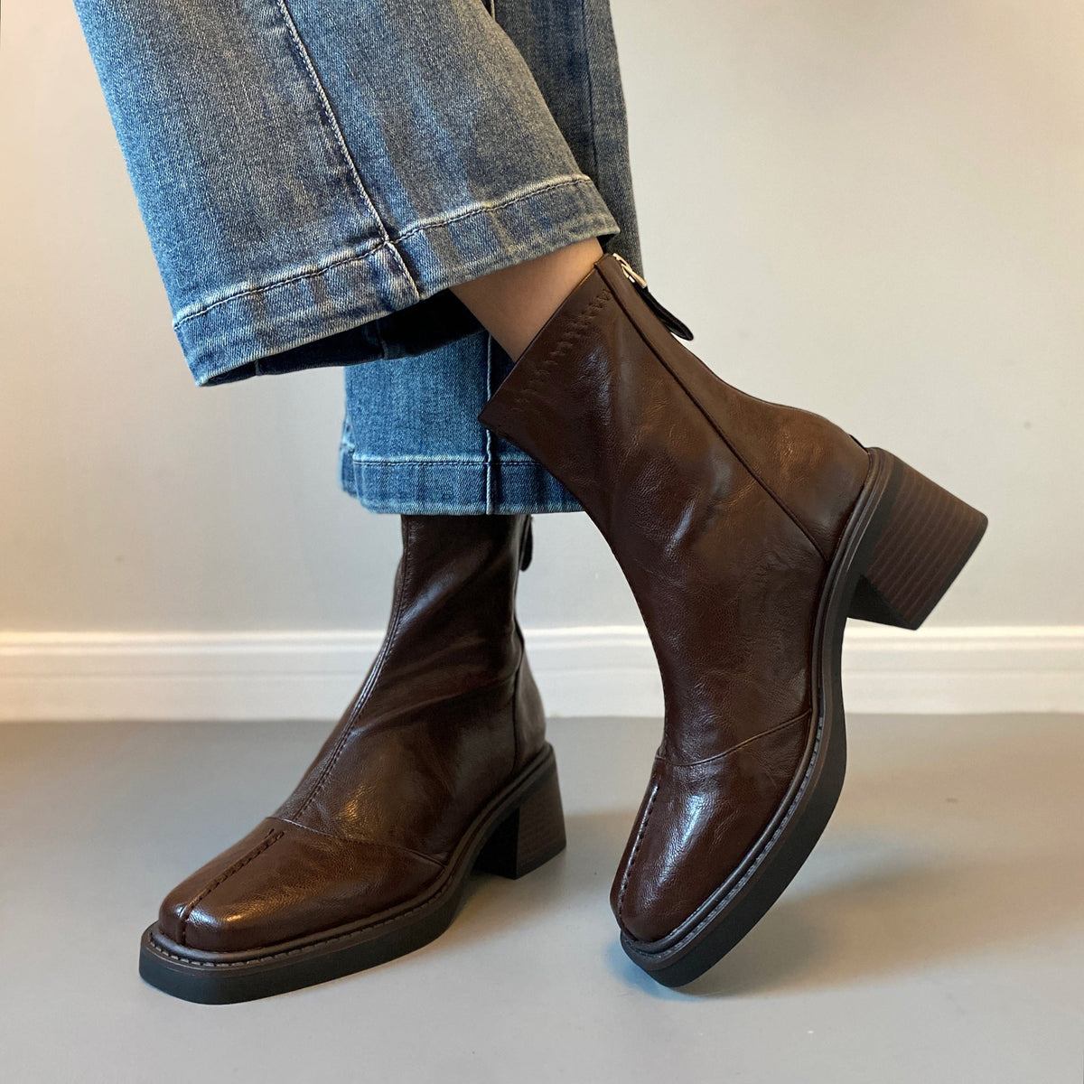 Women ankle boots with thick heel and zipper closure Shop Velvia