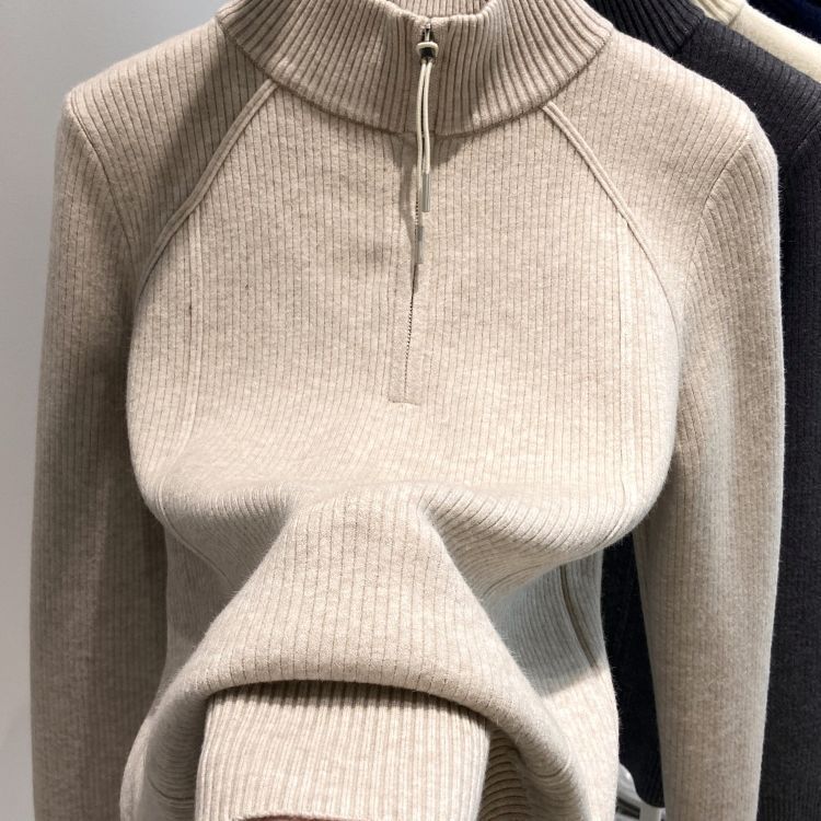 Women's knit sweater with zipper and lining