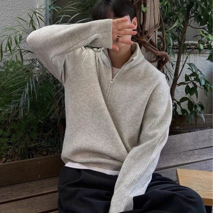 Stylish knitted sweater with zipper