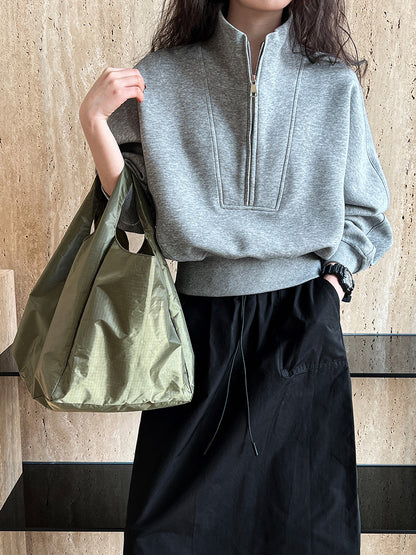 Sporty top with zipper