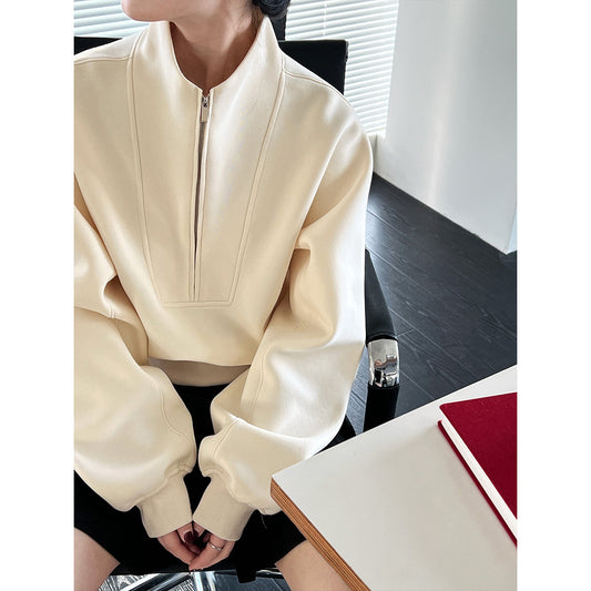Sporty top with zipper