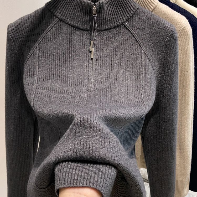 Women's knit sweater with zipper and lining