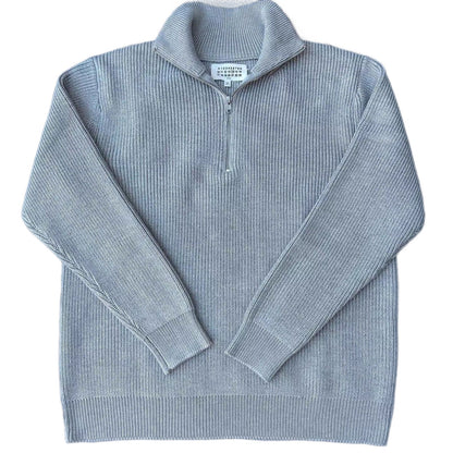 Stylish knitted sweater with zipper