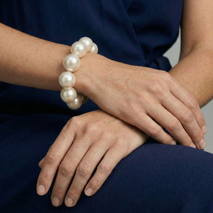 Women's pearl bracelet with large round beads
