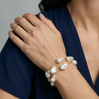 Süßwasserperlenarmband mit unregelmäßigen Perlen auf goldfarbenem Draht