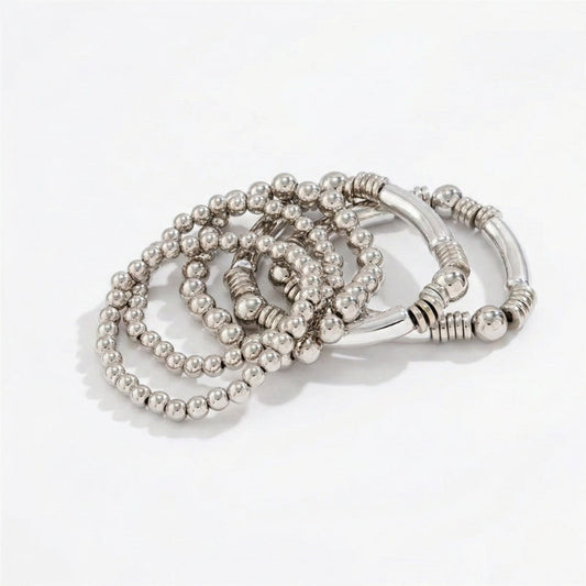 Silberfarbenes Damen-Armband-Set mit Kugelperlen und Stabelementen, getragen am Handgelenk und in Detailansicht dargestellt