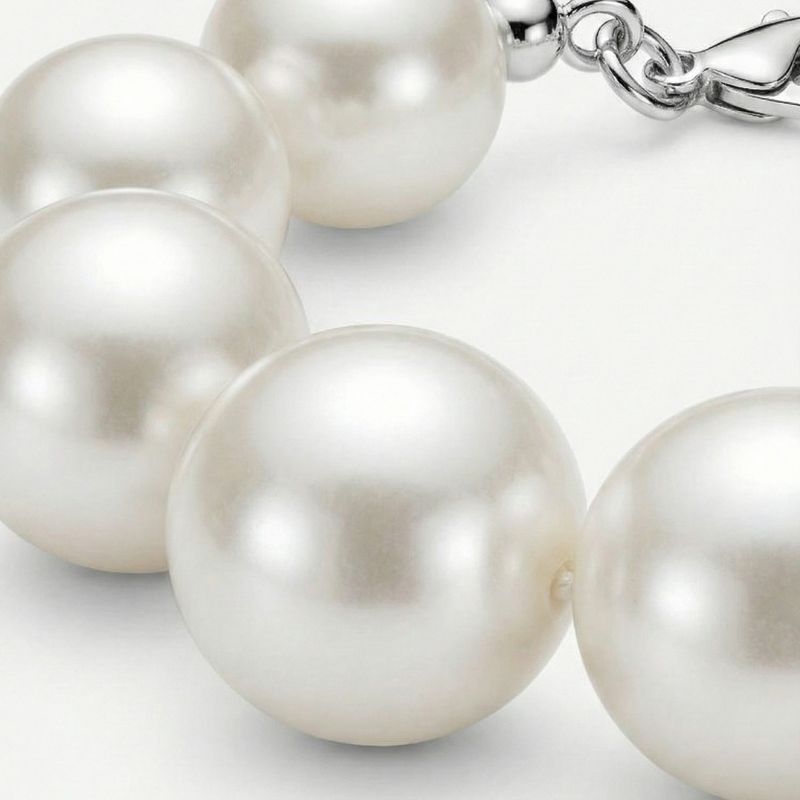 Women's pearl bracelet with large round beads