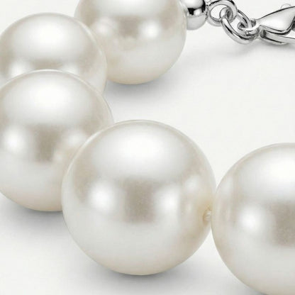 Women's pearl bracelet with large round beads