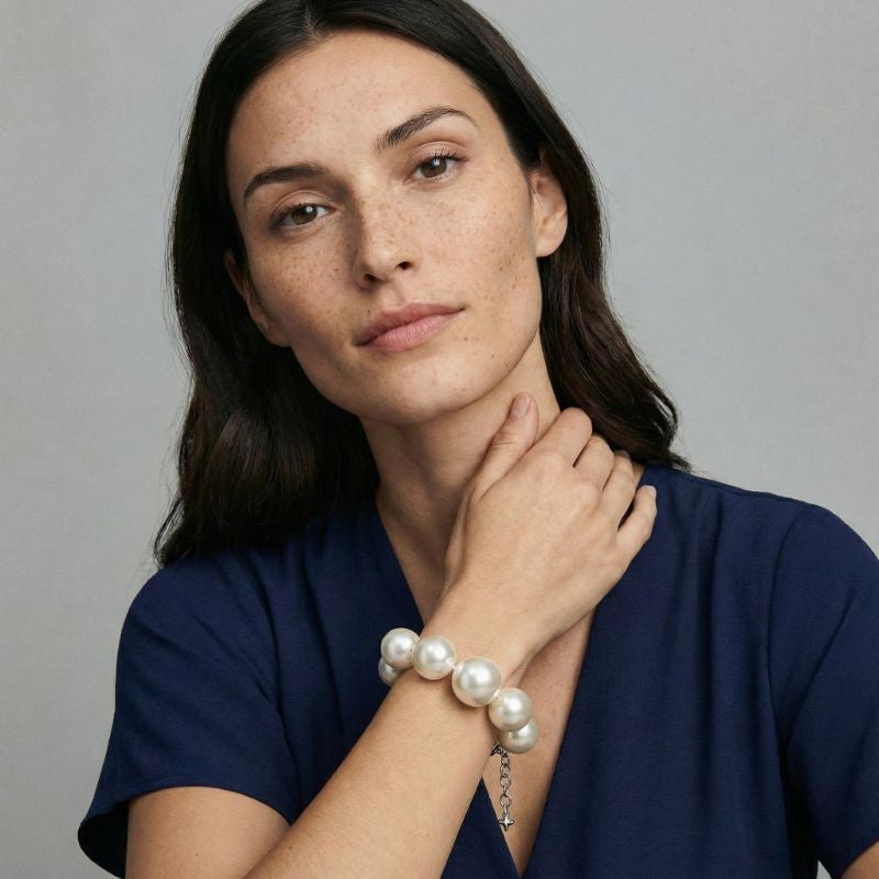 Women's pearl bracelet with large round beads
