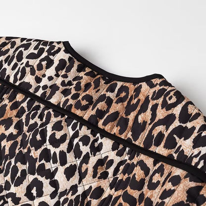 Women's short jacket in oversized cut with leopard jacquard, contrasting piping and flap pockets Shop Velvia