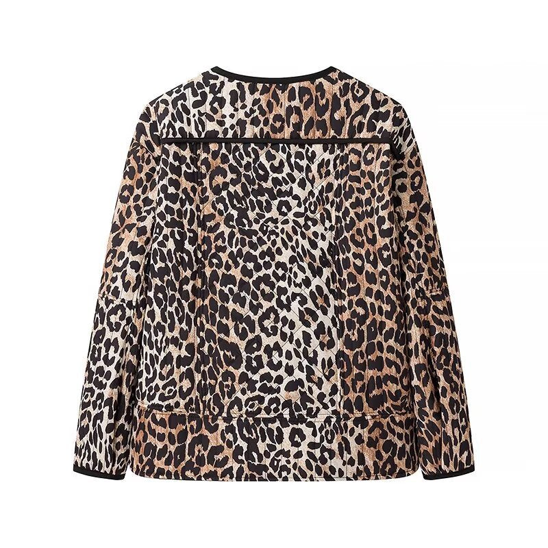 Women's short jacket in oversized cut with leopard jacquard, contrasting piping and flap pockets Shop Velvia