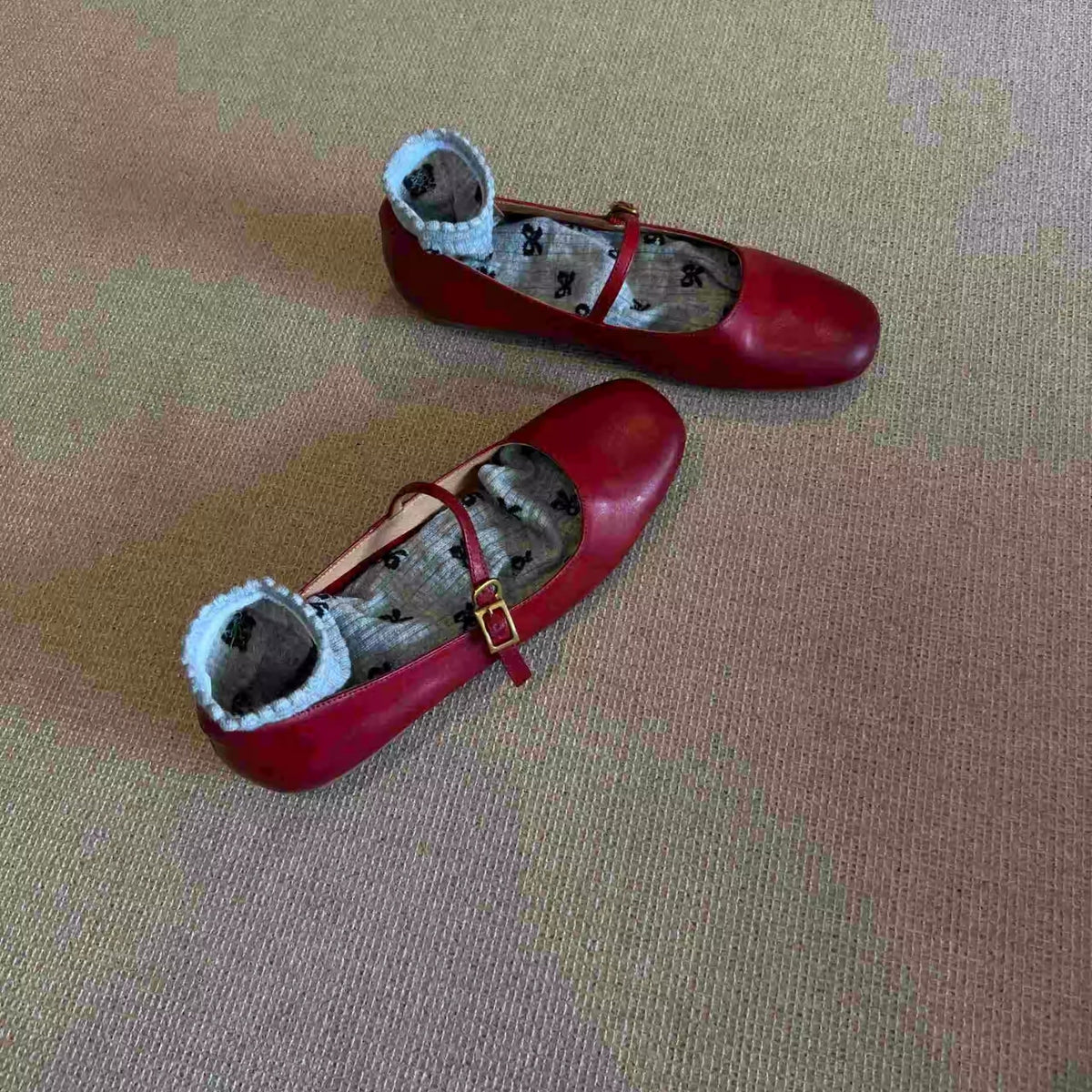 Women's elegant Mary Janes with comfortable sole and adjustable strap Shop Velvia