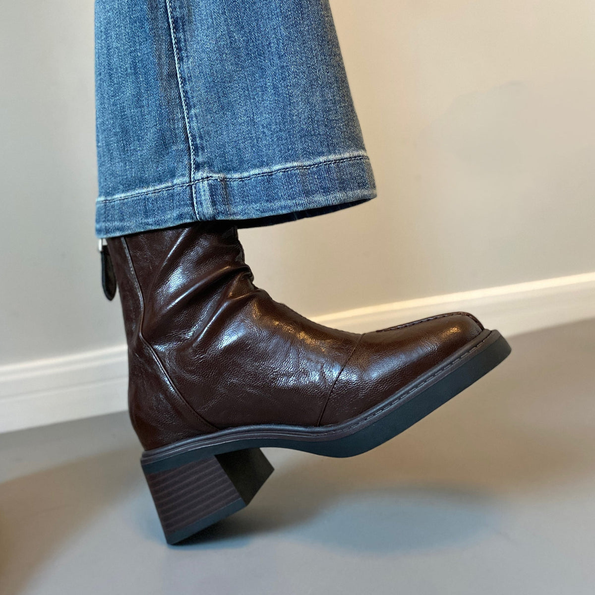 Women ankle boots with thick heel and zipper closure Shop Velvia