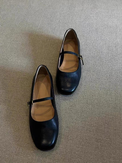 Women's elegant Mary Janes with comfortable sole and adjustable strap Shop Velvia