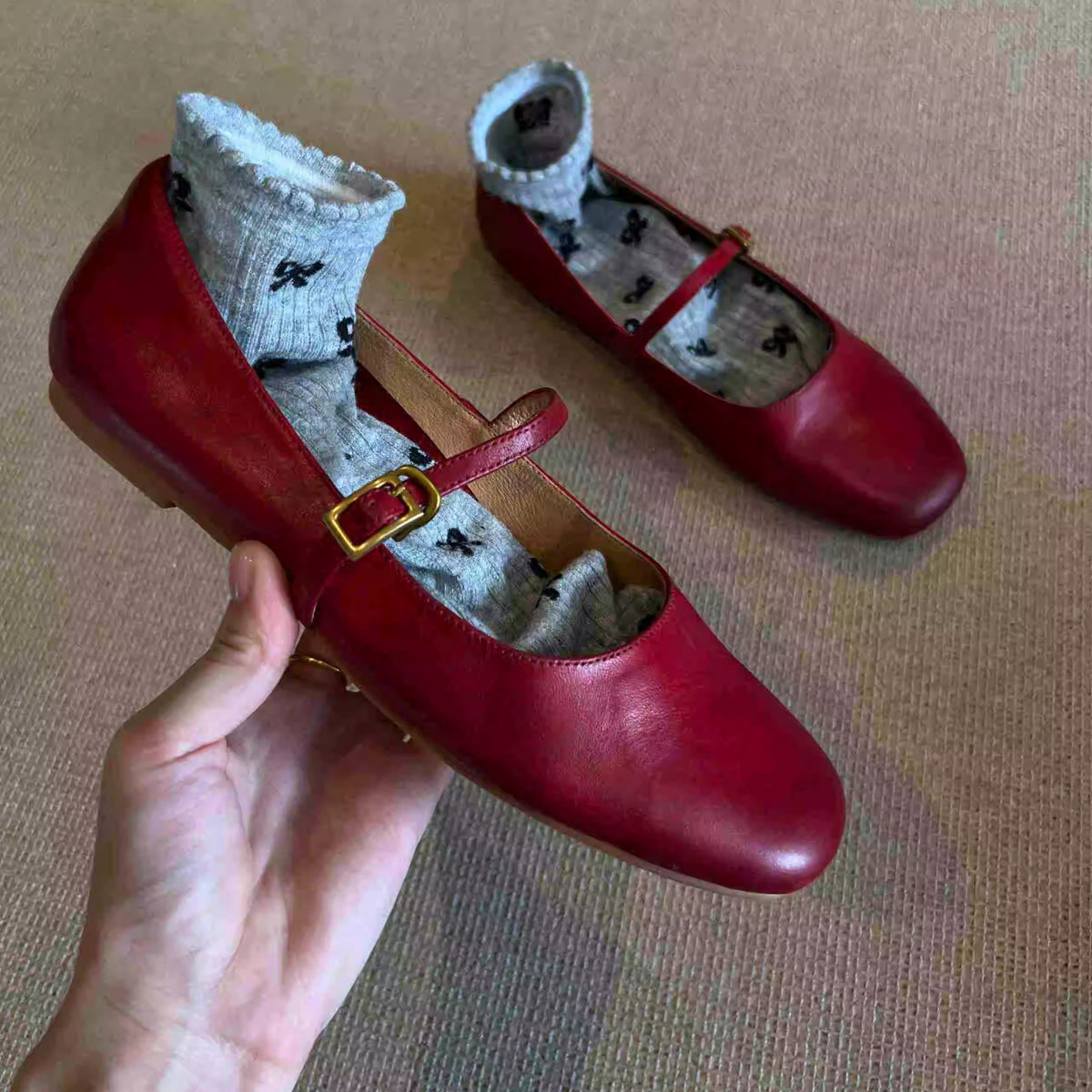 Women's elegant Mary Janes with comfortable sole and adjustable strap Shop Velvia