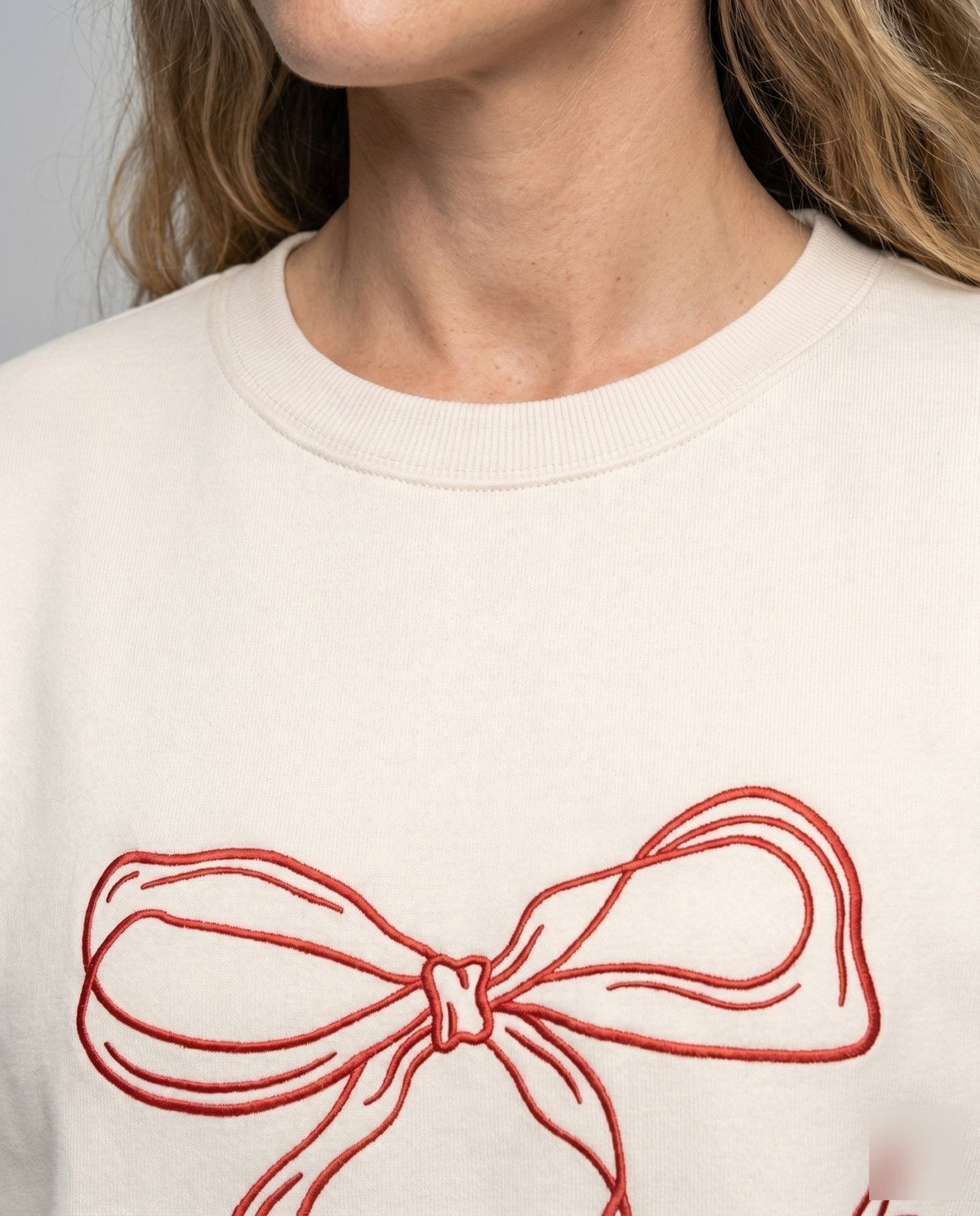 Women's sweatshirt with playful bow design - Chichicherry